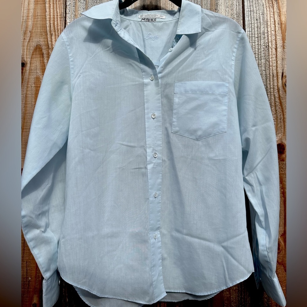 High-Quality Blouse / Button Down
SIZE: 10P
COLOR: Light blue
BRAND: Foxcroft